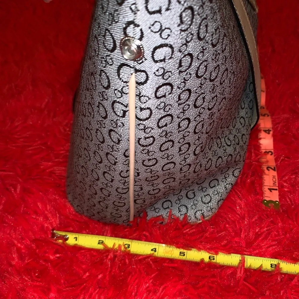 Large Guess Tote - Picture 4 of 5